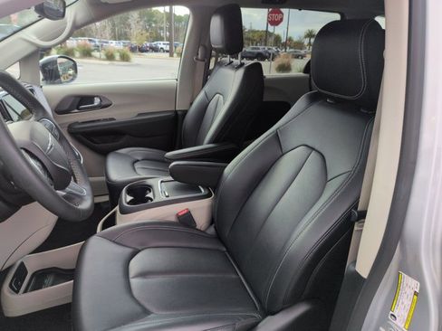 Used 2024 Chrysler Pacifica Touring-L image 16