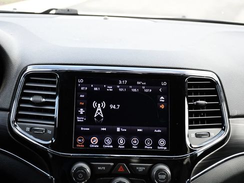 Used 2020 Jeep Grand Cherokee Limited AWD/4WD image 24