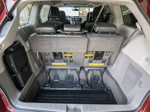 Used 2014 Toyota Sienna SE FWD image 21