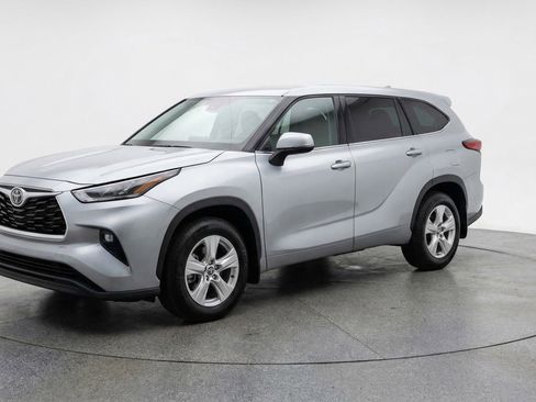 Used 2025 Toyota Highlander LE image 3