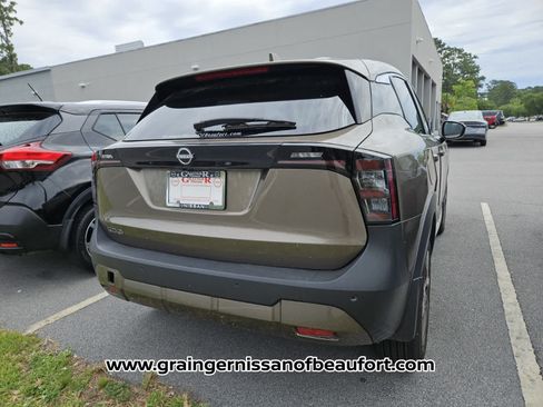 Used 2025 Nissan Kicks SV FWD image 9