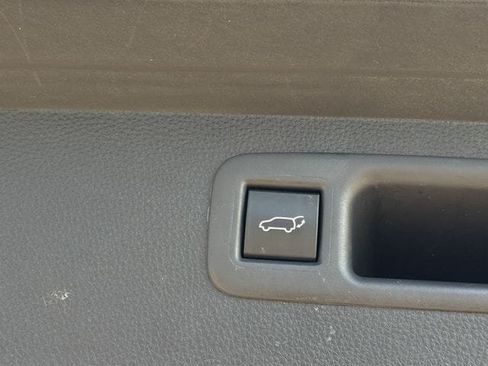Used 2022 Toyota Highlander LE FWD image 32