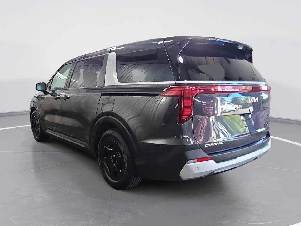 Used 2025 Kia Carnival FWD image 6