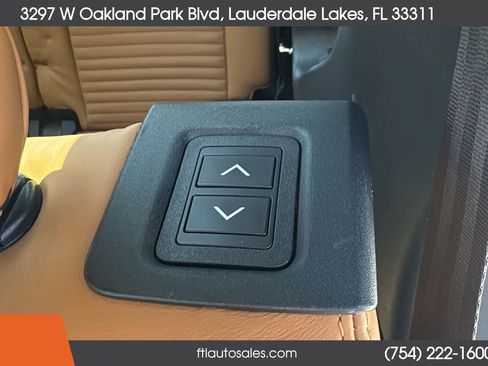 Used 2017 Land Rover Discovery HSE AWD/4WD image 25
