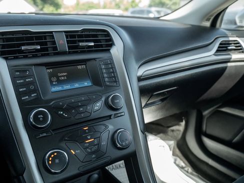 Used 2017 Ford Fusion SE FWD image 18