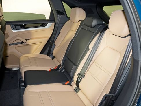Certified 2026 Porsche Cayenne E-Hybrid AWD/4WD image 37
