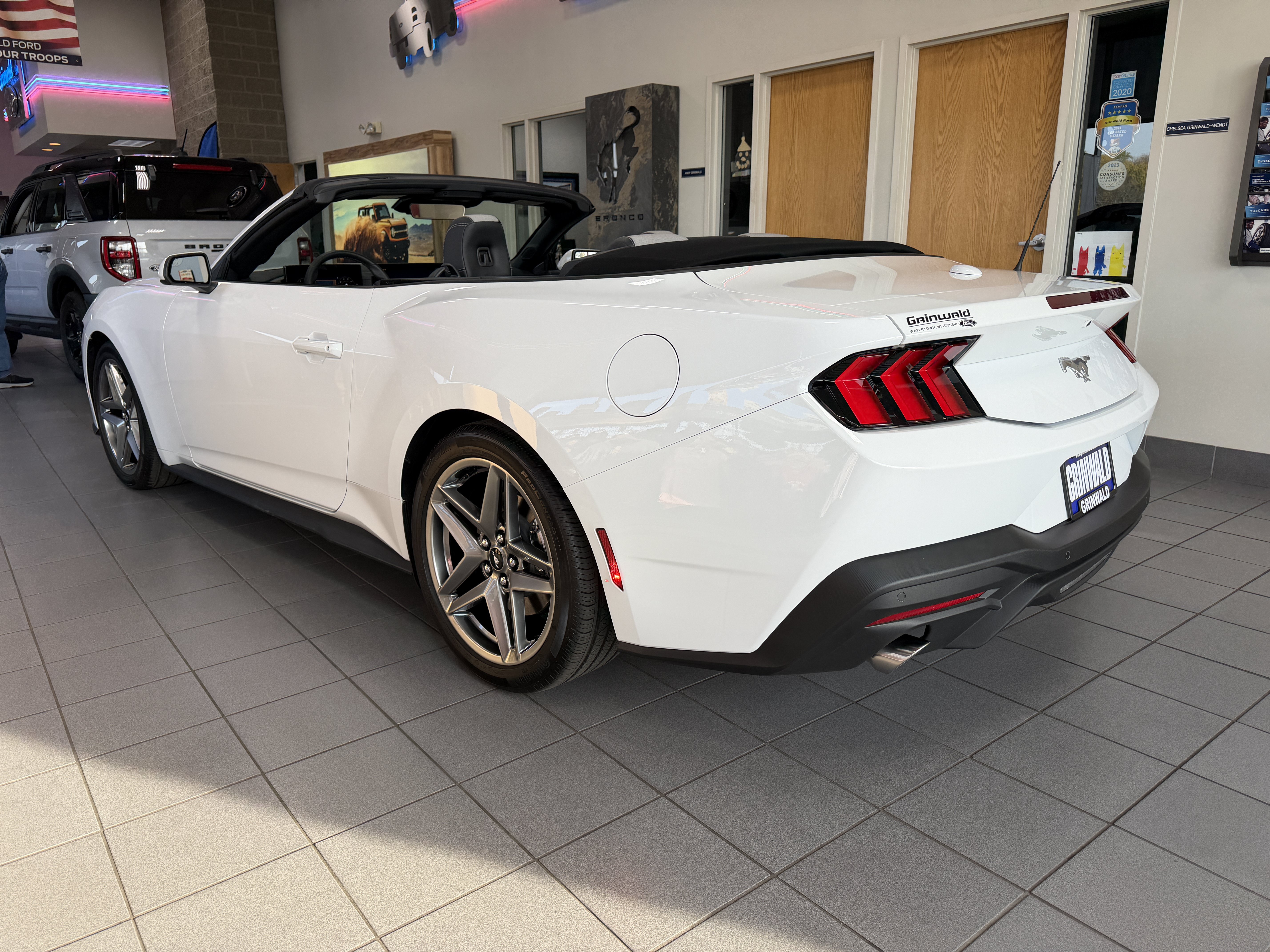 Used 2025 Ford Mustang Convertible RWD image 9