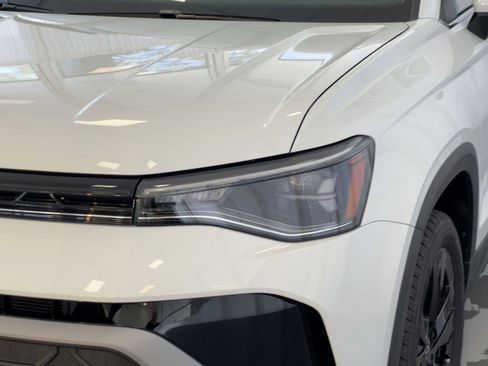 New 2026 Volkswagen Taos SE image 11