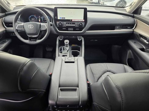 Used 2025 Toyota Grand Highlander Limited image 21