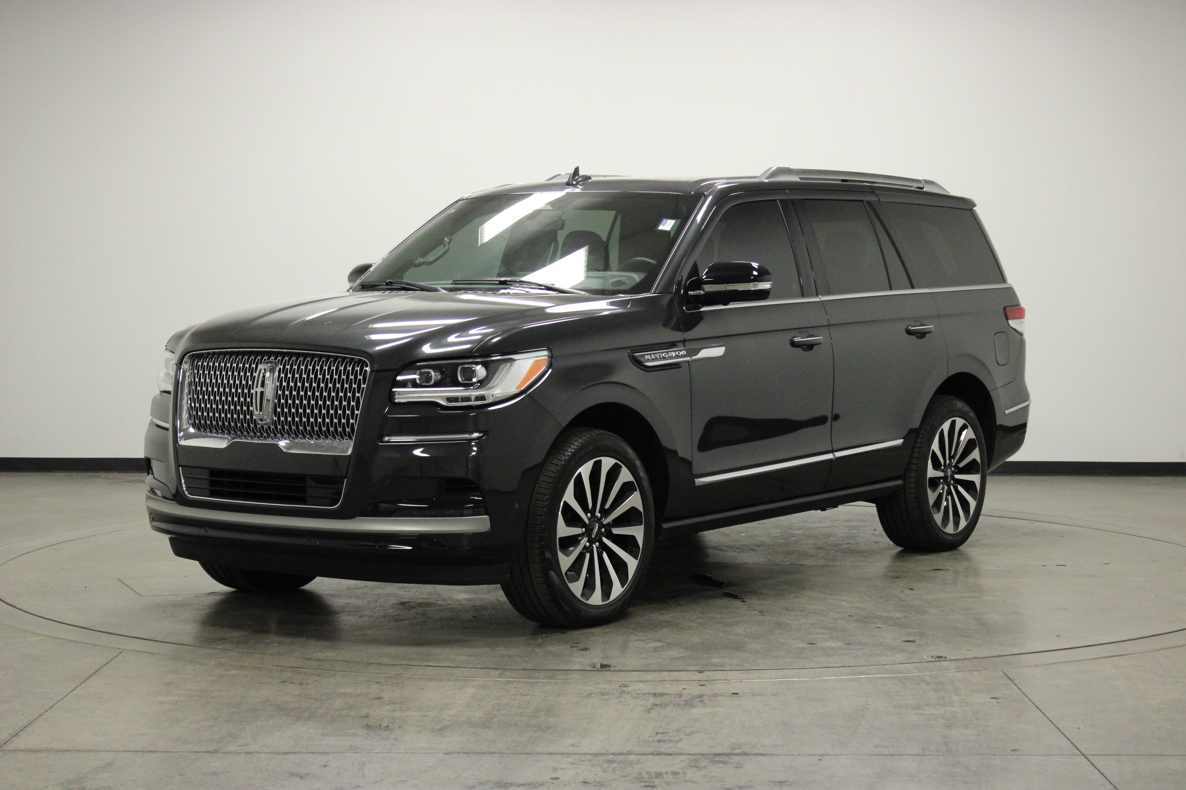 Used 2024 Lincoln Navigator Reserve AWD/4WD image 4