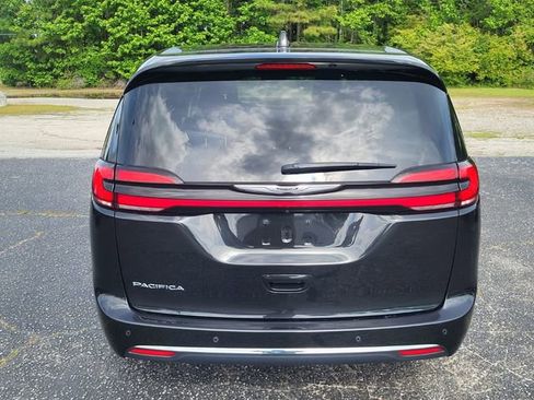 Used 2023 Chrysler Pacifica Touring-L FWD image 3