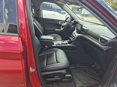 Used 2024 Ford Explorer XLT w/ Equipment Group 202A RWD image 8