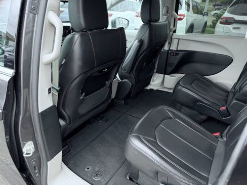 Used 2023 Chrysler Pacifica Touring-L FWD image 21