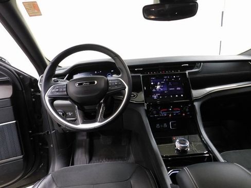 Used 2022 Jeep Grand Cherokee L Laredo image 8