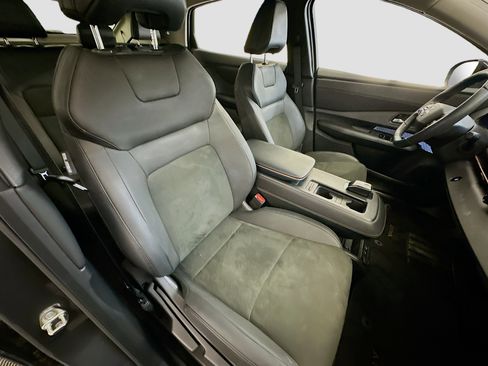 Used 2024 Nissan Ariya AWD image 32