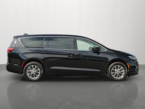 Used 2024 Chrysler Pacifica Touring-L AWD/4WD image 8