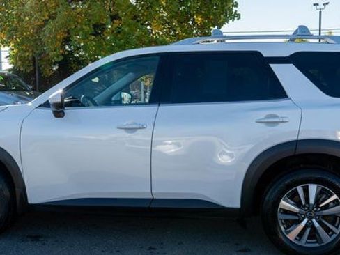 Certified 2025 Nissan Pathfinder SL image 9