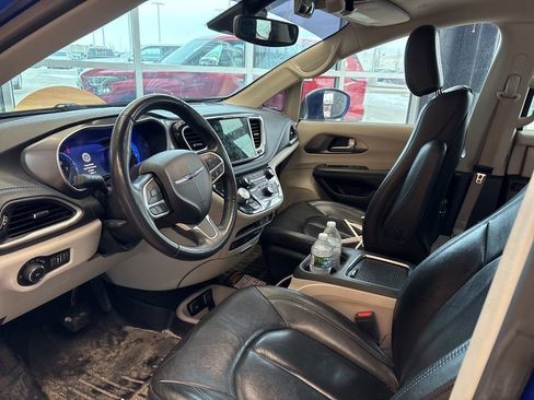 Used 2021 Chrysler Pacifica Touring-L w/ Uconnect Theater Family Group image 19