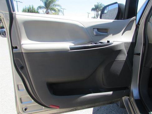 Used 2017 Toyota Sienna LE FWD image 22