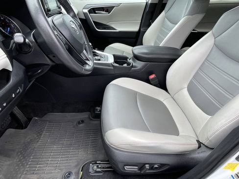 Used 2021 Toyota RAV4 XLE Premium image 20