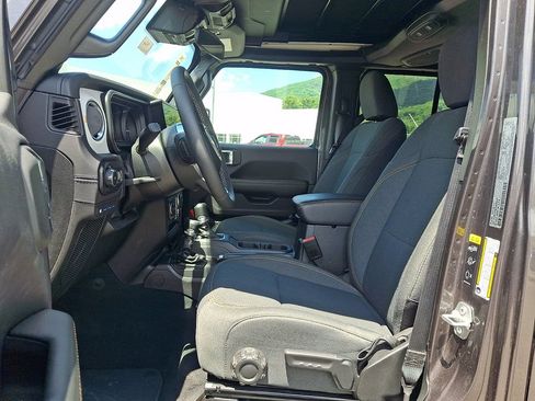 Used 2025 Jeep Wrangler Unlimited Sahara w/ Safety Group AWD/4WD image 13