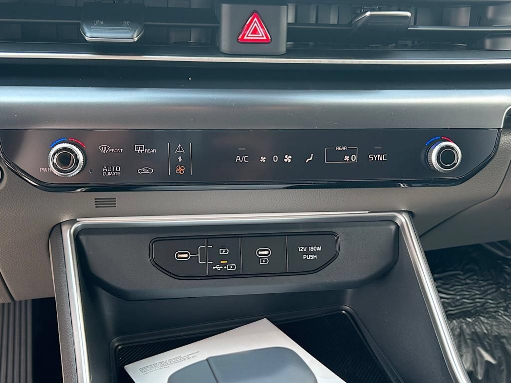 New 2025 Kia Carnival FWD image 16
