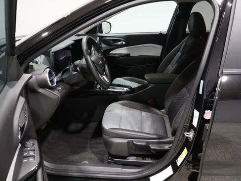 Used 2025 Chevrolet Trax LT w/ LT Convenience Package image 10