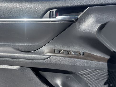 Used 2021 Toyota Camry SE FWD image 18
