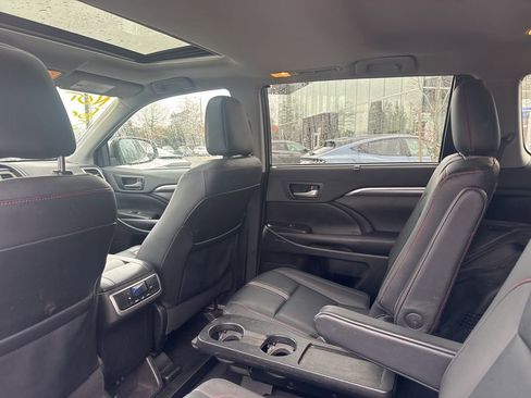 Used 2019 Toyota Highlander SE image 9