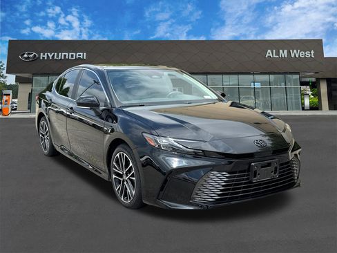 Used 2025 Toyota Camry XLE FWD image 3