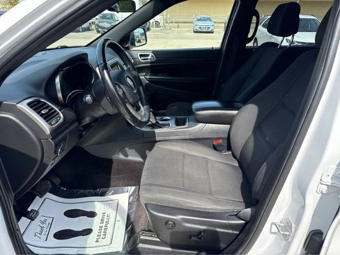 Used 2018 Jeep Grand Cherokee Laredo image 12