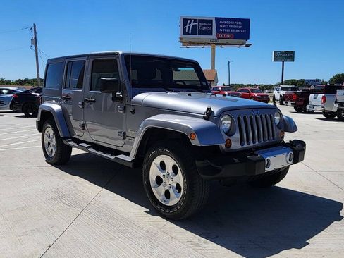Used 2013 Jeep Wrangler Unlimited Sahara w/ Dual Top Group AWD/4WD image 8
