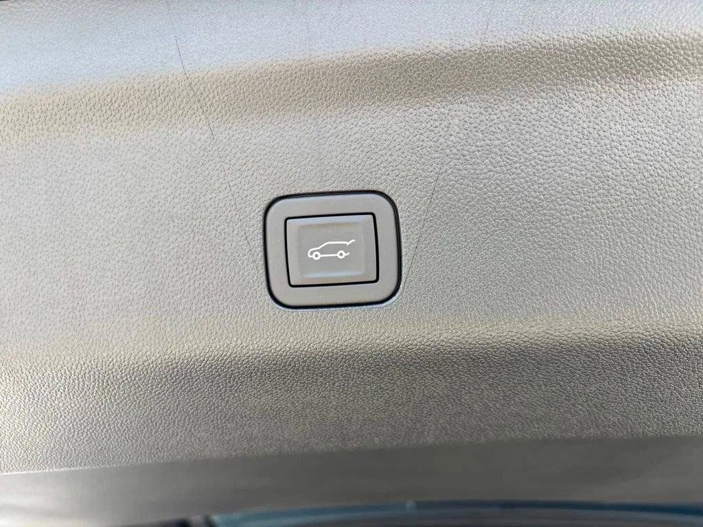 Used 2026 Chevrolet Tahoe High Country RWD image 13