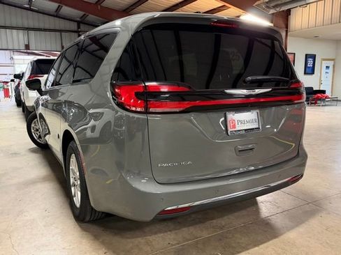 Used 2025 Chrysler Pacifica Select FWD image 8