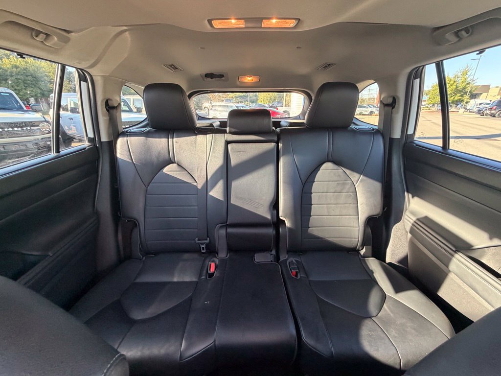 Used 2022 Toyota Highlander XLE AWD/4WD image 14