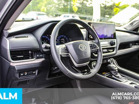 Used 2024 Toyota Grand Highlander AWD image 24