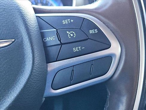 Used 2017 Chrysler Pacifica Limited w/ Tire & Wheel Group image 9