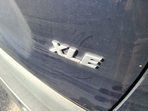Used 2021 Toyota RAV4 XLE w/ Convenience Package FWD image 10