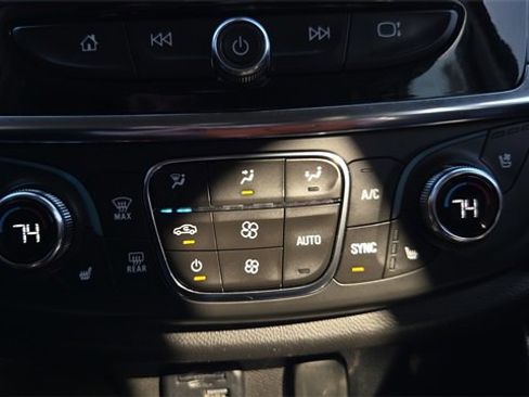 Used 2021 Chevrolet Traverse Premier image 28