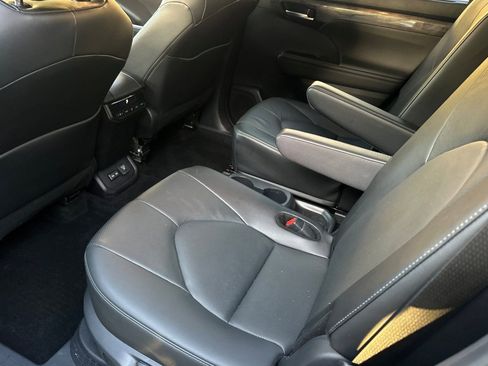 Used 2024 Toyota Highlander Limited image 12