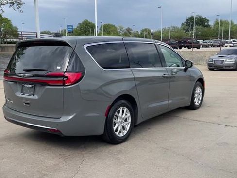 Used 2023 Chrysler Pacifica Touring-L FWD image 8