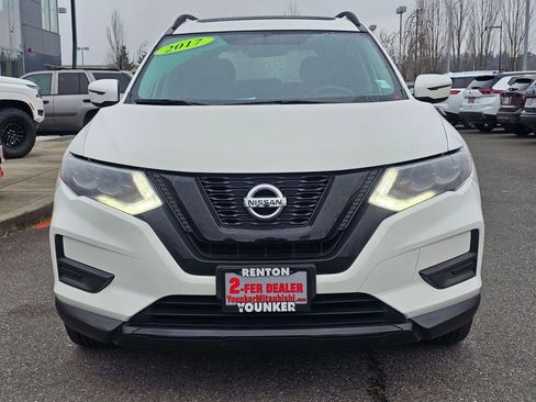 Used 2017 Nissan Rogue SV image 2
