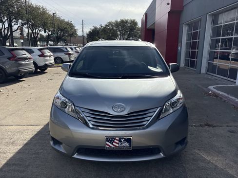 Used 2015 Toyota Sienna LE image 6