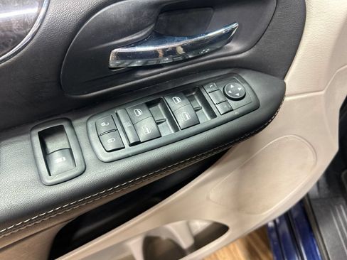 Used 2014 Chrysler Town & Country Touring FWD image 19