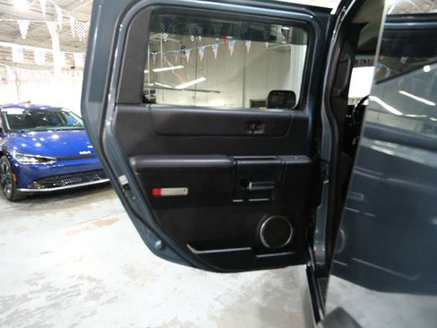 Used 2005 HUMMER H2 w/ Preferred Equipment Group image 21