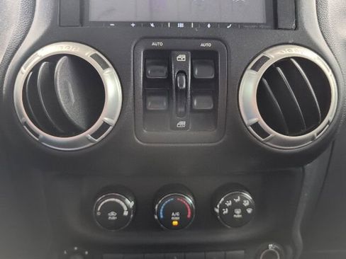 Used 2018 Jeep Wrangler Unlimited Sahara w/ Connectivity Group AWD/4WD image 15