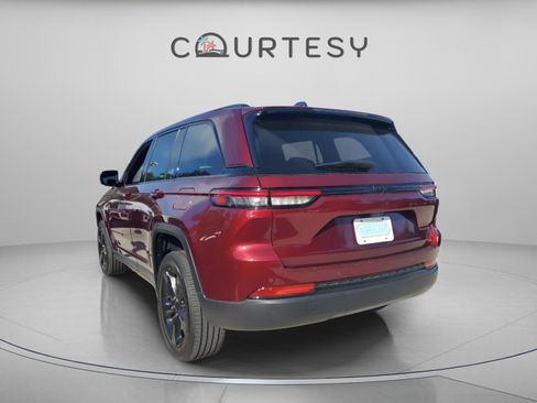 Certified 2025 Jeep Grand Cherokee Altitude image 3