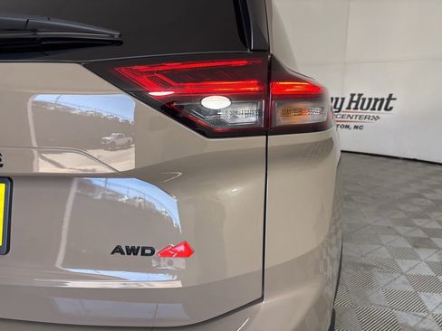 Used 2025 Nissan Rogue SV image 31