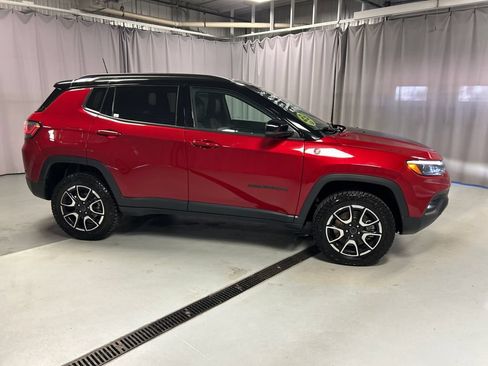 Used 2025 Jeep Compass Trailhawk w/ Trailhawk Elite Group AWD/4WD image 8