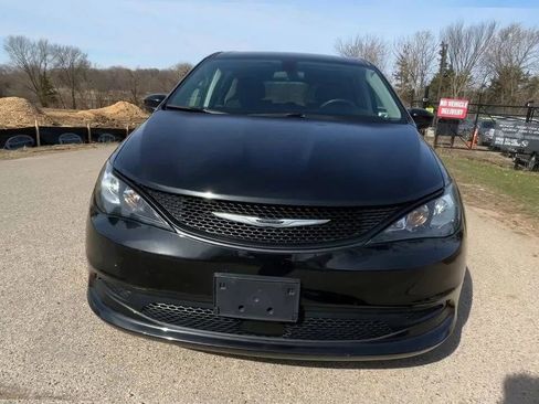 Used 2022 Chrysler Voyager LX FWD image 3
